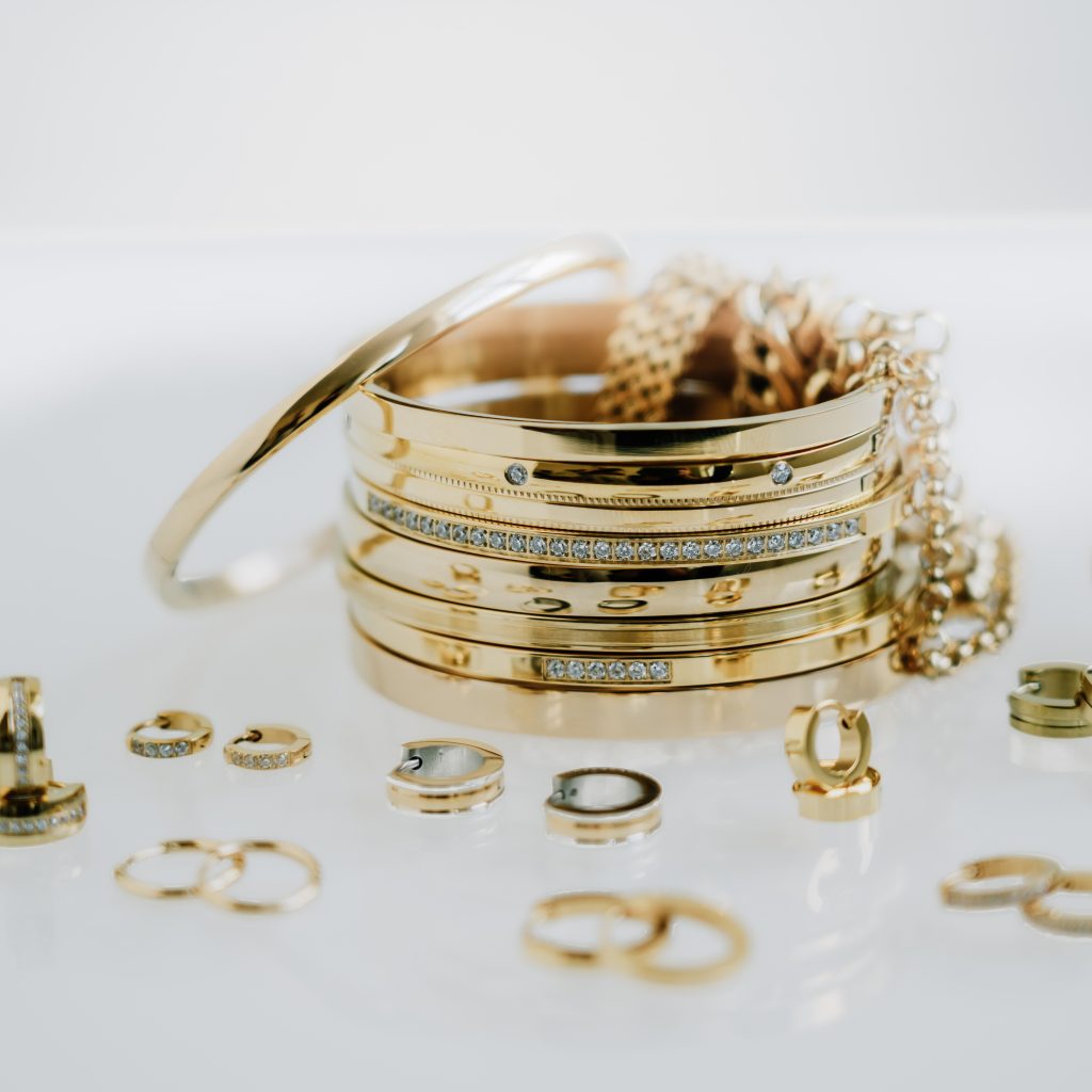 Armbanden Schakelarmbanden Oorbellen Creolen Goud Zirkonia sieraden inspiratie Kalli Jewelry